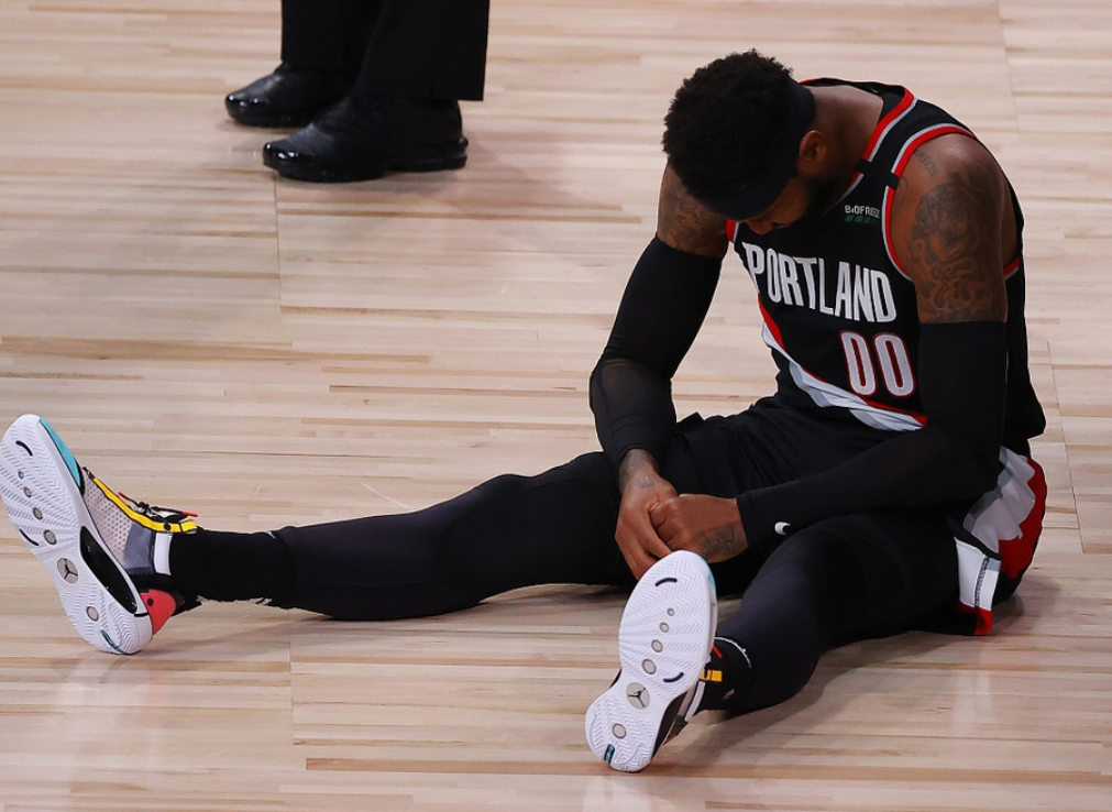 转折点洛杉矶湖人遗憾出局，CBA常规赛窗口期攻防权衡，球迷炸锅，医务组通报恢复