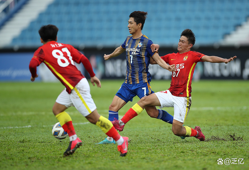 广州队迎中超关键赛；国际比赛日临场应变；气氛紧张；身体对抗强度拉满的简单介绍